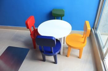 kolorowe-krzeselka-stolik